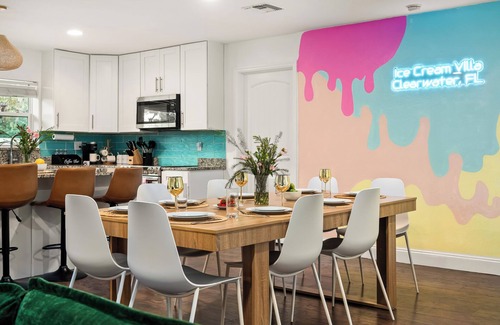 Largo House | Unique 6 BR Ice Cream Villa, Heated Pool, 15mins to Clearwater Beach, Pickleball