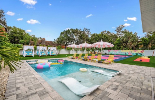 Largo House | Unique 6 BR Ice Cream Villa, Heated Pool, 15mins to Clearwater Beach, Pickleball