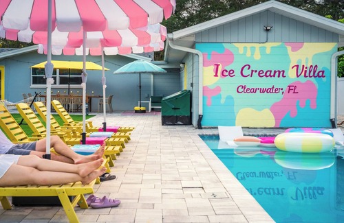 Largo House | Unique 6 BR Ice Cream Villa, Heated Pool, 15mins to Clearwater Beach, Pickleball