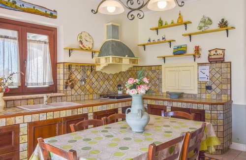 Isola di Capo Rizzuto House | Unique and colorful house with large private garden