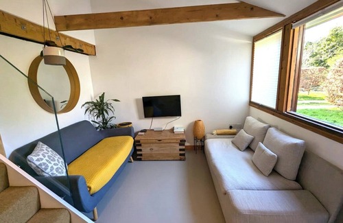 Merston Cabin | Unique, Annexe sleeps 4 with Large Gardens & Tennis Court!