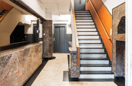 Centrum Apartment | Unique apartment with private kitchen and bathroom inspired by the art of Bart van der Leck.