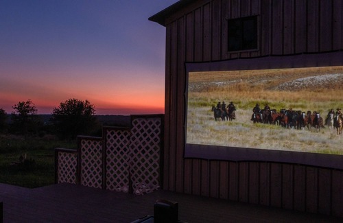 Johnson City House | Unique barn on a 60 acre ranch with stunning views