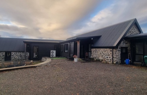 Glen Urquhart House | + Unique Barn with Mountain Views +
