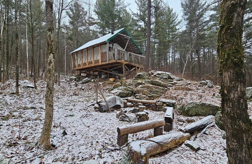 Mansfield-et-Pontefract Cabin | Unique cabin perched high with white pine trees