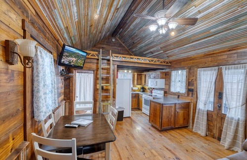 Concan Cabin | Unique Cabin by the Frio - River Rock Cabin #3