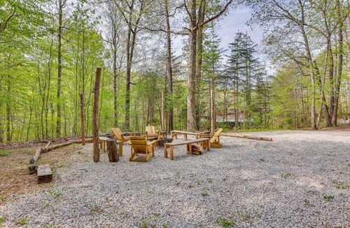 Taswell Cabin | Unique Castle Cabin Near Patoka!