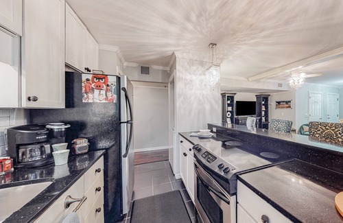 Fayetteville Condo | Unique converted condo near Fayetteville Square with patio, park views, W/D