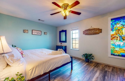 Wise County Cottage | Unique Cottage by Airstrip for Private Planes - Herb Garden, Dog-Friendly