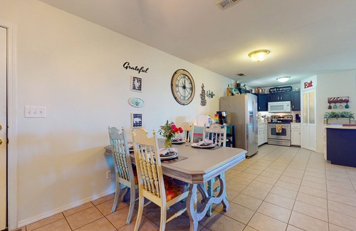 Wise County Cottage | Unique cottage by airstrip for private planes - herb garden, dog-friendly