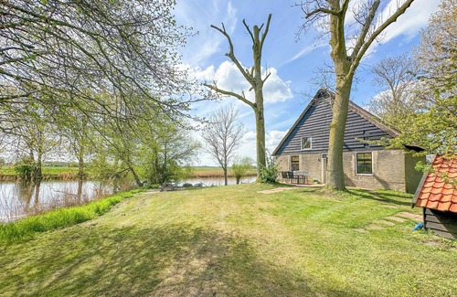 Municipality of Drimmelen House | Unique cottage by water near the Biesbosch