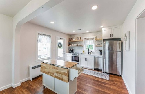 Honey Brook House | Unique Cottage + King Bed + Kids toy room