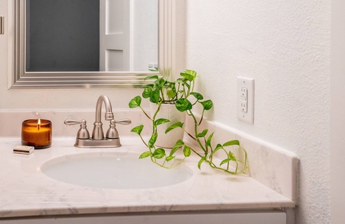 South Manchaca Condo | Unique, cozy Southside condo with sparkling pool
