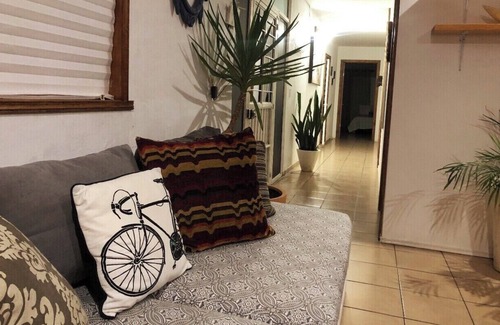 Zamora Apartment | Unique Design w/Balcony String Light Vibe! NETFLIX, DISNEY+, HBO MAX & more!