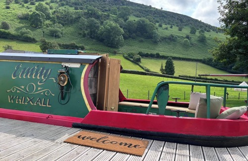 Builth Wells Cabin | Unique Dryland Boat Retreat – Scenic Valley Views