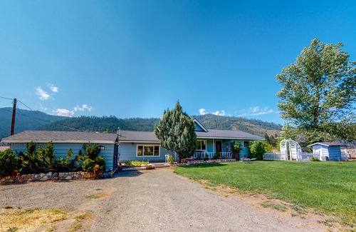 Sattley House | Unique, Family-Friendly Home w/ Incredible Views, Private Hot Tub, & Pool Table