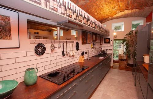 Kelvinbridge House | Unique House in Park District