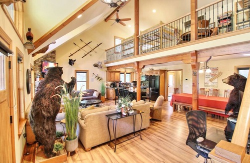 Ellicottville Ski Chalet | Unique Large Chalet w/Hot Tub! A Hidden Gem!