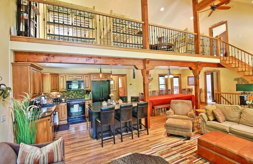Ellicottville Ski Chalet | Unique Large Chalet w/Hot Tub! A Hidden Gem!