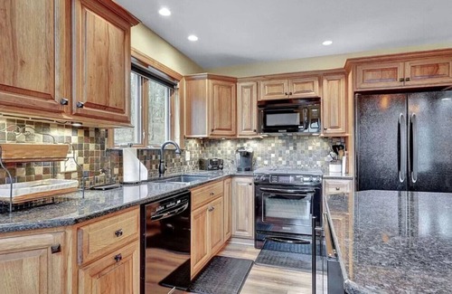 Ellicottville Ski Chalet | Unique Large Chalet w/Hot Tub! A Hidden Gem!