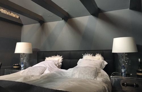 Red Light District Apartment | unique, luxery, canal view, central, quiet bedroom,lifetime experience,