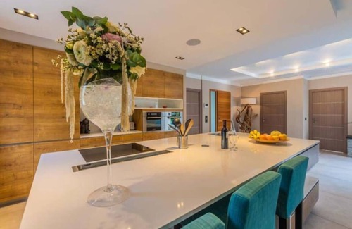 Plan-de-la-Tour Villa | Unique ! Luxueuse Villa Avec Piscine Chauffée, Jaccuzzi, Climatisée, Parking