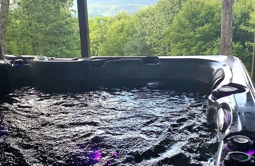 Almond Cabin | Unique/Luxurious/Stunning Mtn & Lake Views, Wi-Fi!