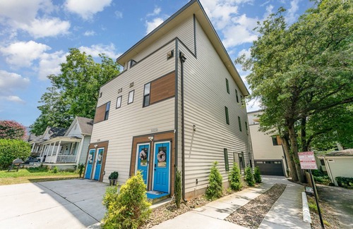 Third Ward House | Unique Luxury Uptown Suite | Walk to BOA & Convention Center | Pet Friendly | Hornet Themed Oasis!