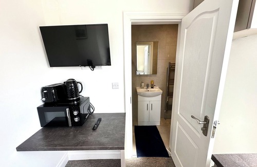 West Hendon Apartment | Unique Modern, Private Apartment, 15 Mins To Central London