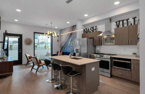 Edgehill Condo | Unique Nashville Condo ★ POOL, PATIO, PARKING