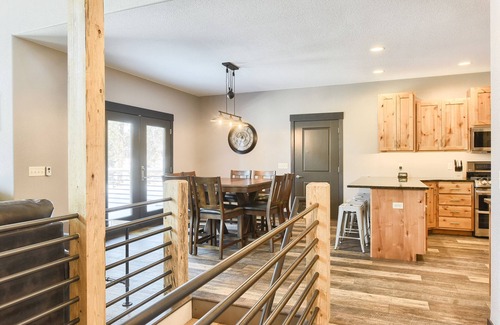 Deadwood Cabin | Unique New Cabin on Paved Roads, Hot Tub, & access to Clubhouse w/Pool!