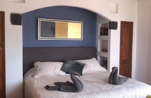 Bouvet Island House | Unique off-grid country house with spectacular views, pet-friendly