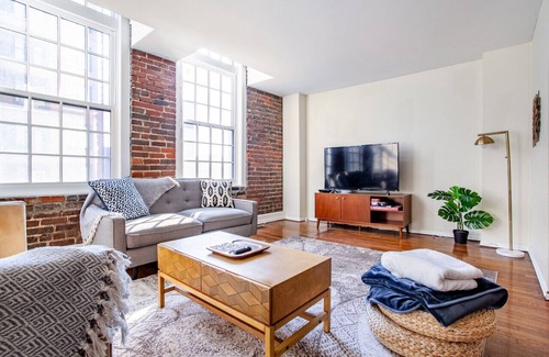 Old City Apartment | Unique Old City Loft - Minutes from Market Square