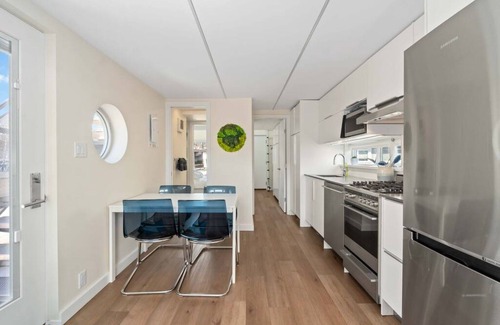 Lower Lonsdale Boat Rental | Unique & Peerless Floating Home