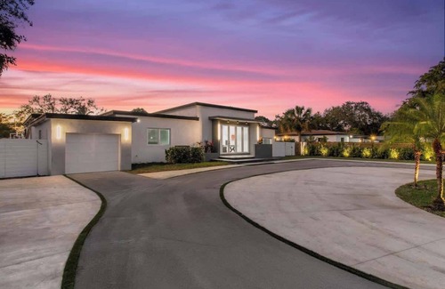 Golden Glades House | Unique Private Racing Track Villa In Miami/Cinema