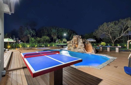 Golden Glades House | Unique Private Racing Track Villa In Miami/Cinema