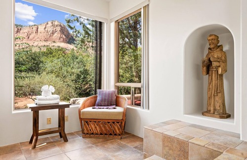 Oak Creek Villa | Unique romantic villa in the heart of The Village of Oak Creek next to Bell Rock