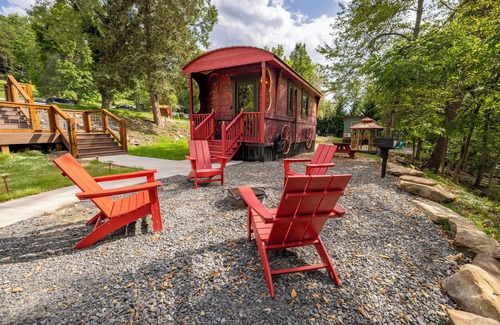 Goldbond Cottage | Unique Scarlet Gypsy at Four Fillies Lodge