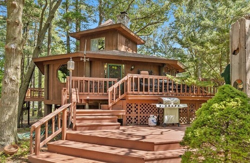 Silver Lake House | Unique, Silver Lake Tree House in popular beach town. It's one of a kind.