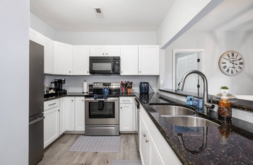 Ashbrook - Clawson Village Condo | Unique South End Gem w Fenced Yard! Minutes To Uptown & South Park w King Suite & Private Library!