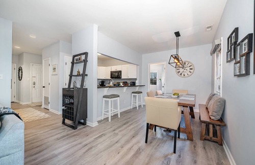 Ashbrook - Clawson Village Condo | Unique South End Gem w Fenced Yard! Minutes To Uptown & South Park w King Suite & Private Library!