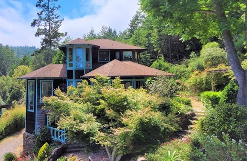Point Reyes Station House | Unique & Spacious Secluded Woodland Home