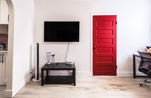 Ramsay Apartment | Unique Suite in Historic Ramsay By Stampede/Inglewood/Elbow River w/Parking
