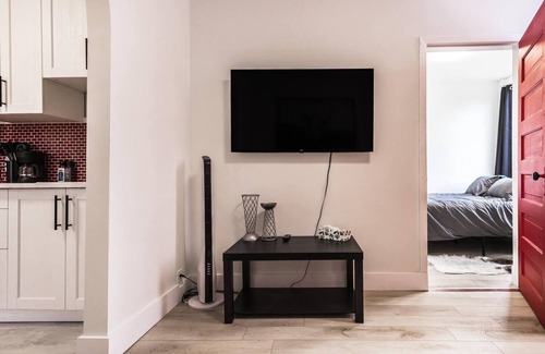 Ramsay Apartment | Unique Suite in Historic Ramsay By Stampede/Inglewood/Elbow River w/Parking