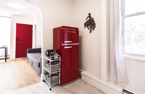 Ramsay Apartment | Unique Suite in Historic Ramsay By Stampede/Inglewood/Elbow River w/Parking