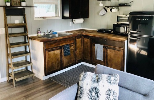 Shawnee Apartment | Unique Tiny Home near Shawnee Mission Park