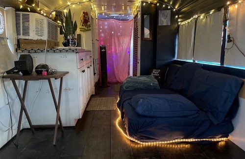 Lancaster House | Unique Tiny House, Artistic Desert Sanctuary (Pet-Friendly)