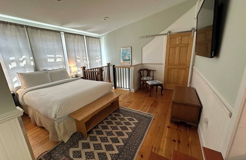 Yachting Village Hotel | Unique Townhouse Style Apartment 2 Bed/2 Bath/Full Kitchen Dog friendly on Historic Spring St.