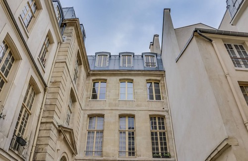 Quartier Sainte-Avoye Apartment | Unit 007 Marais Pompidou 1 bedroom 5 pax