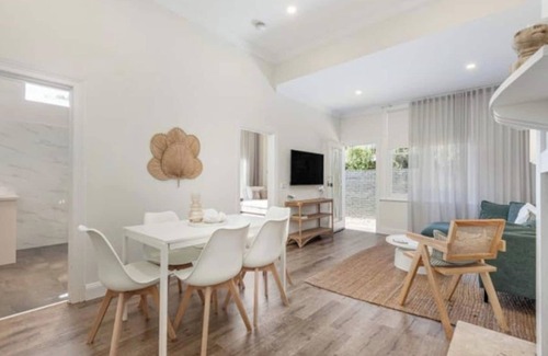 Brighton House | Unit 2 250m to Famous Beach Boxes